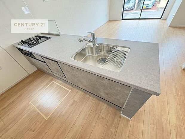 大人気の対面式システムキッチンを採用しています!ご家族のコミュニケーションが自然と増える設計です。お子様にも目が届くので嬉しいですね!広々使えて快適で作業が進みます。