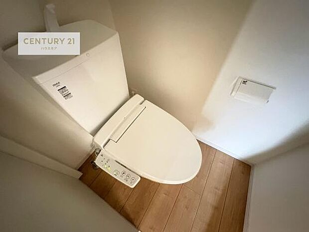 1・2階にトイレがございます!朝の忙しい時間帯も待たずにすみそうですね。白を基調とした清潔感のあるトイレでお手入れがしやすいです!