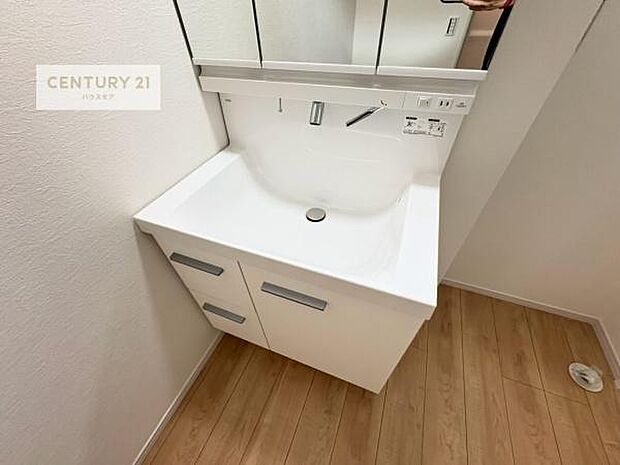 深い洗面台ボウルは、水が跳ねにくいのでお手入れが楽々!清潔感が保てます!キレイな洗面所で自分磨きのモチベーションが上がりますね!