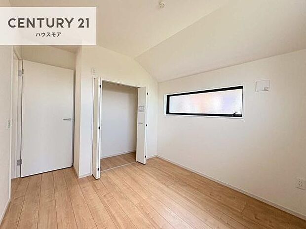 掃き出し窓がないお部屋は、お子様のお部屋としても安心です！収納スペースも充実しているので散らかったお部屋をサッと片付けられます！