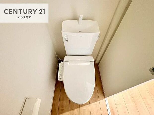 1・2階にトイレがございます！朝の忙しい時間帯も待たずにすみそうですね。白を基調とした清潔感のあるトイレでお手入れがしやすいです！
