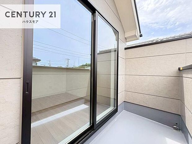 陽当たりの良いバルコニーで、お洗濯物もよく乾きそうですね！お天気の良い日にはバルコニーへ出てリフレッシュするのも気持ちよさそうです。