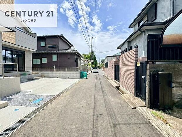 前面道路は4ｍ！陽当り良好な立地です。車庫入れが苦手な方も安心ですね。