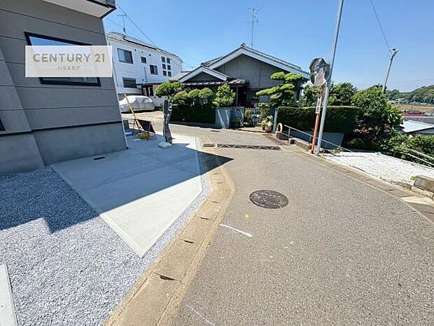 前面道路4m×4m!陽当り良好な立地です。車庫入れが苦手な方も安心ですね。【現地販売会開催中】