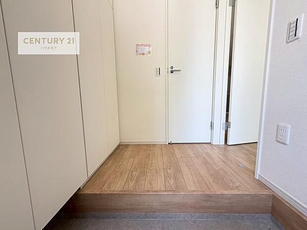 疲れて帰ってきても、ただいま！を言いたくなる、優しく迎え入れてくれる空間になっています。玄関収納たっぷり！明るく温もり溢れる玄関です！【現地販売会開催中】