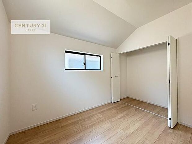 掃き出し窓がないお部屋は、お子様のお部屋としても安心です！収納スペースも充実しているので散らかったお部屋をサッと片付けられます！【現地販売会開催中】