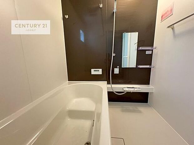 落ち着きある大人の雰囲気のバスルームは、味が出ていてバスタイムが充実！お仕事頑張っているご褒美にお好みの香りの入浴剤を入れて、楽しんでみてはいかがでしょうか？【現地販売会開催中】