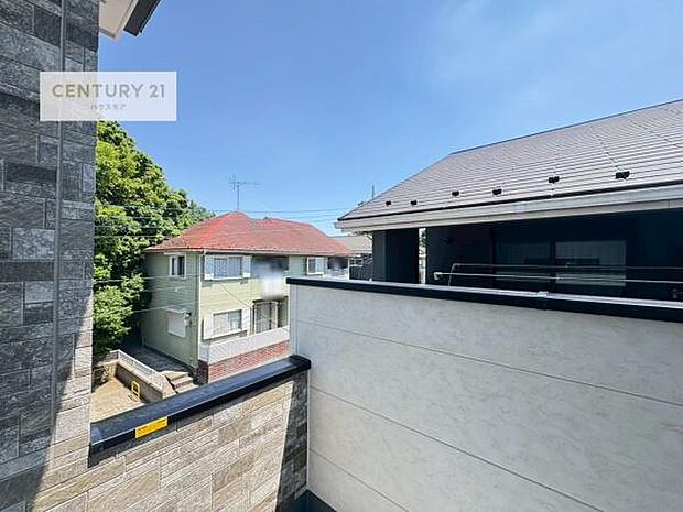 晴れた日には青い空を見渡せる開放的な時間を楽しめます。気持ちの良い風が通り抜ける街並みです！【現地販売会開催中】