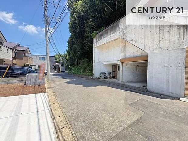 前面道路6m!陽当り良好な立地です。車庫入れが苦手な方も安心ですね。