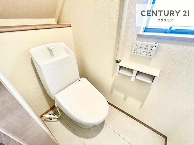 1・2階にトイレがございます!朝の忙しい時間帯も待たずにすみそうですね。白を基調とした清潔感のあるトイレでお手入れがしやすいです!