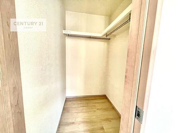 ウォークインクローゼット付きです。たくさんのお洋服などを収納しておけそうですね！他にも扇風機や加湿器など季節物の大きな家電も収納できます！