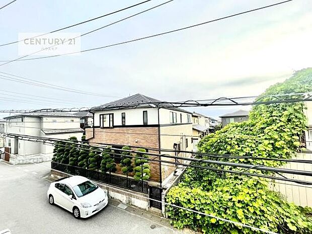 晴れた日には青い空を見渡せる開放的な時間を楽しめます。気持ちの良い風が通り抜ける街並みです！
