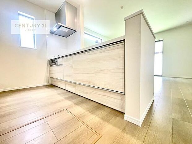 大人気の対面式システムキッチンを採用しています！ご家族のコミュニケーションが自然と増える設計です。お子様にも目が届くので嬉しいですね！広々使えて快適で作業が進みます。