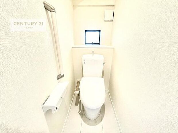 1・2階にトイレがございます！朝の忙しい時間帯も待たずにすみそうですね。白を基調とした清潔感のあるトイレでお手入れがしやすいです！