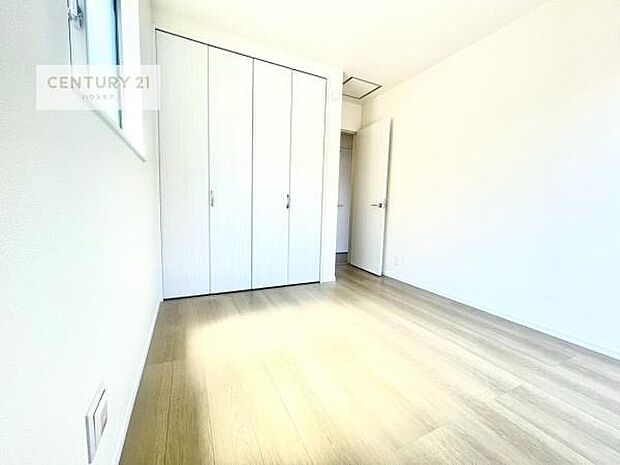 洋室は子供部屋や寝室、色々と用途多彩に利用できますね。収納力もたっぷりなので、広々気持ちよく過ごすことができます。