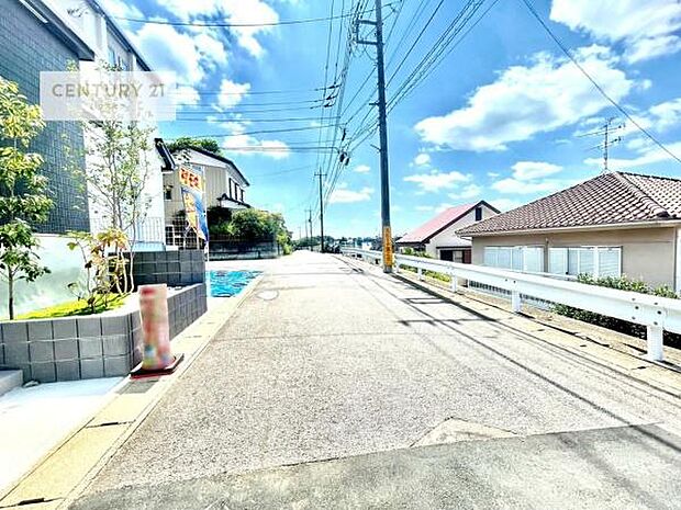 前面道路5.7ｍ！陽当り良好な立地です。車庫入れが苦手な方も安心ですね。