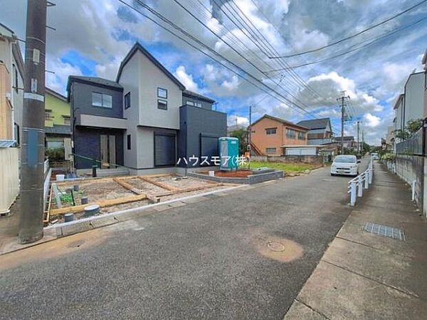 前面道路は4.3ｍ！陽当り良好な立地です。車庫入れが苦手な方も安心ですね。