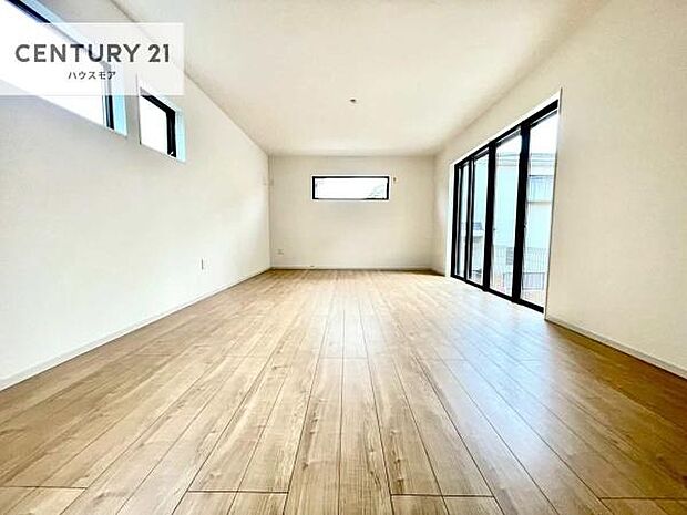 優しい陽だまりがリビングを包んでくれて居心地の良い空間を演出してくれます!くつろぎの時間を過ごせます!
