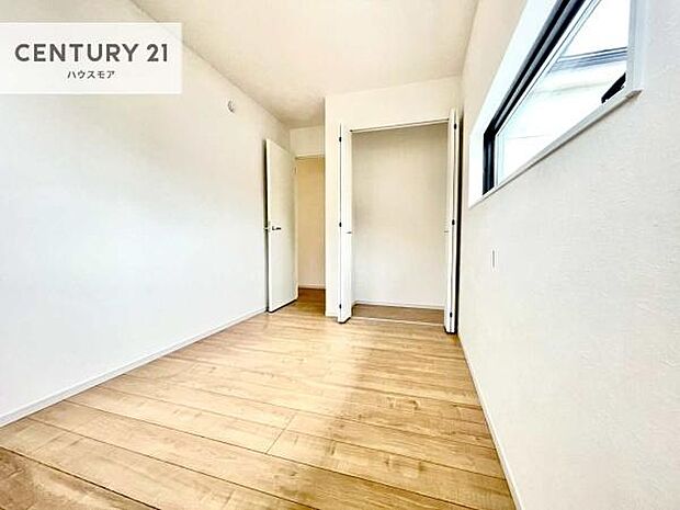 掃き出し窓がないお部屋は、お子様のお部屋としても安心です!収納スペースも充実しているので散らかったお部屋をサッと片付けられます!