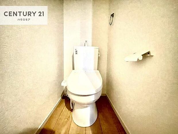 1・2階にトイレがございます!朝の忙しい時間帯も待たずにすみそうですね。白を基調とした清潔感のあるトイレでお手入れがしやすいです!