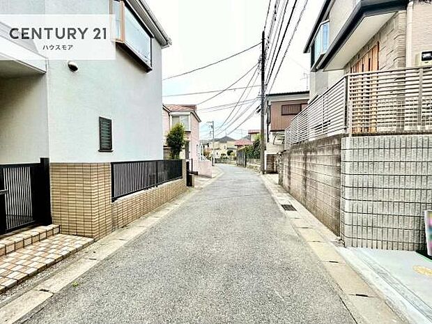 前面道路は4m!陽当り良好な立地です。車庫入れが苦手な方も安心ですね。