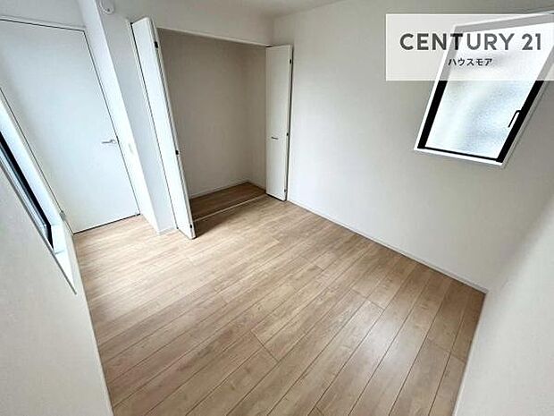 掃き出し窓がないお部屋は、お子様のお部屋としても安心です！収納スペースも充実しているので散らかったお部屋をサッと片付けられます！