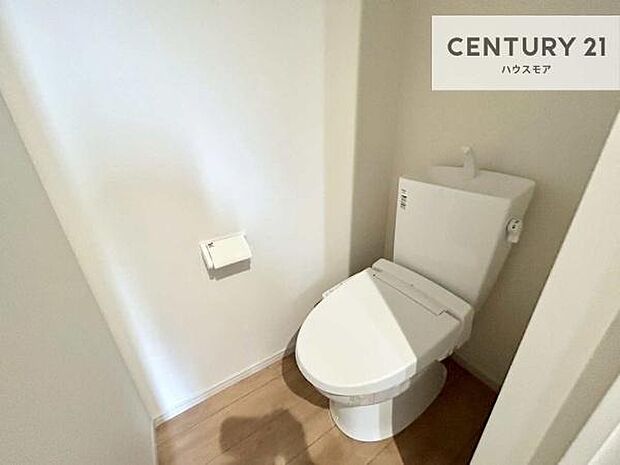 1・2階にトイレがございます！朝の忙しい時間帯も待たずにすみそうですね。白を基調とした清潔感のあるトイレでお手入れがしやすいです！