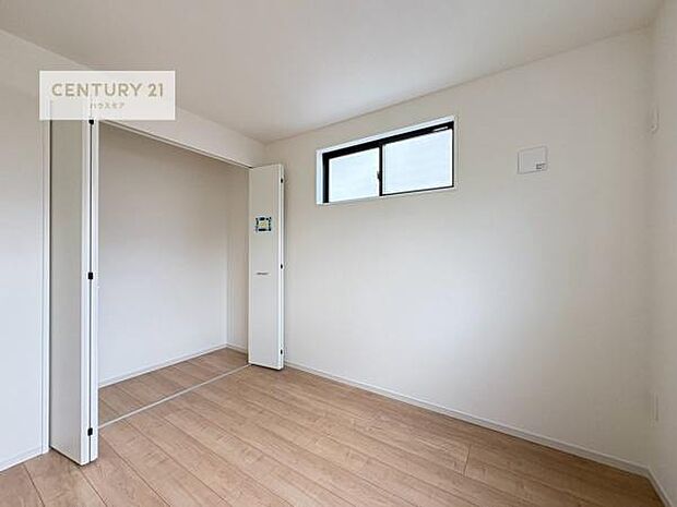 掃き出し窓がないお部屋は、お子様のお部屋としても安心です!収納スペースも充実しているので散らかったお部屋をサッと片付けられます!