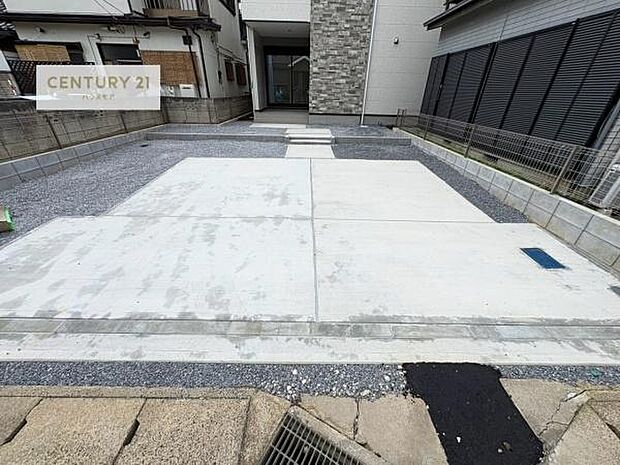 駐車スペースは2台分あります!セカンドカーはもちろん、バイクや自転車なども置き場所に困りません。