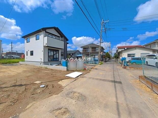 前面道路は3.3ｍ×2.9ｍ！陽当り良好な立地です。車庫入れが苦手な方も安心ですね。