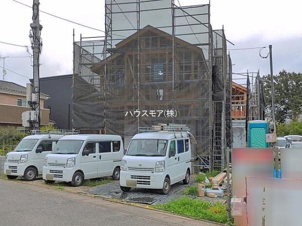 カースペース3台駐車可能。毎日の通勤やお買い物に便利で、来客時にもゆとりをもってお使いいただけます。