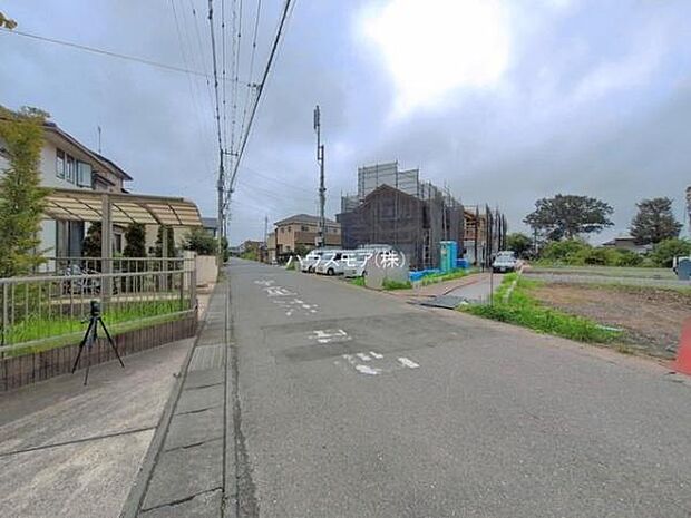 前面道路は6.2m!陽当り良好な立地です。車庫入れが苦手な方も安心ですね。