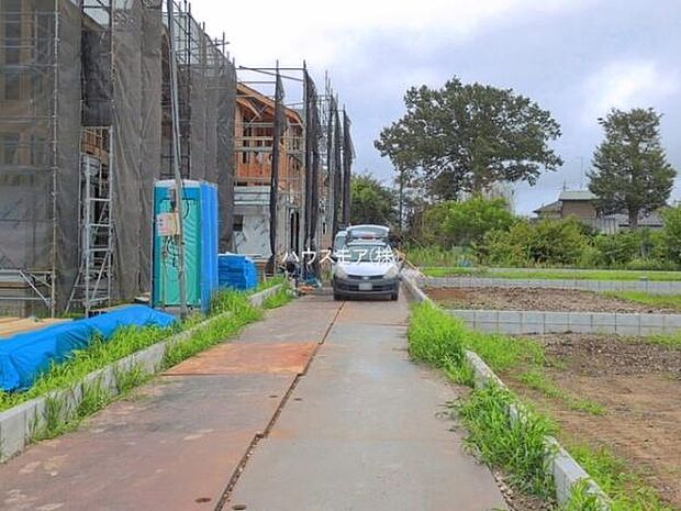 カースペース3台駐車可能。毎日の通勤やお買い物に便利で、来客時にもゆとりをもってお使いいただけます。