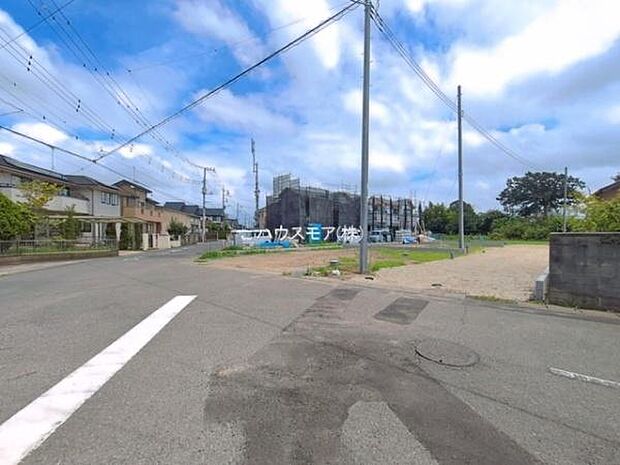 前面道路は5.4ｍ！陽当り良好な立地です。車庫入れが苦手な方も安心ですね。