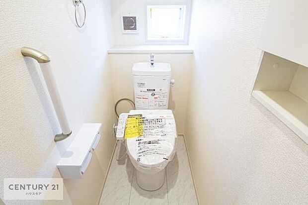 温水洗浄便座につき、冬場は便座が暖かくできるので冷たい便座に座らずに済む嬉しい仕様です！（同仕様）