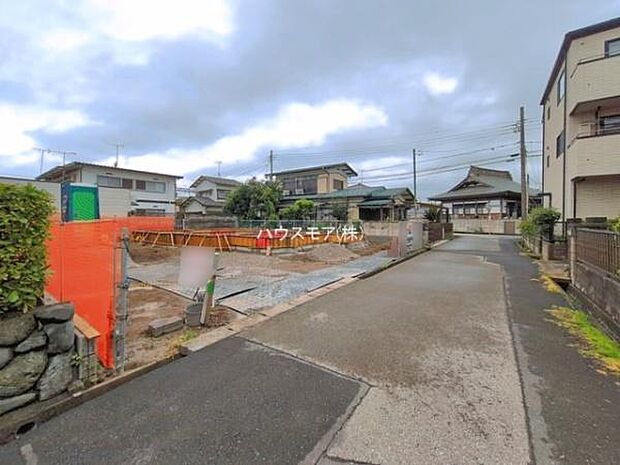 前面道路4.5ｍ。陽当り良好な立地です。車庫入れが苦手な方も安心ですね。