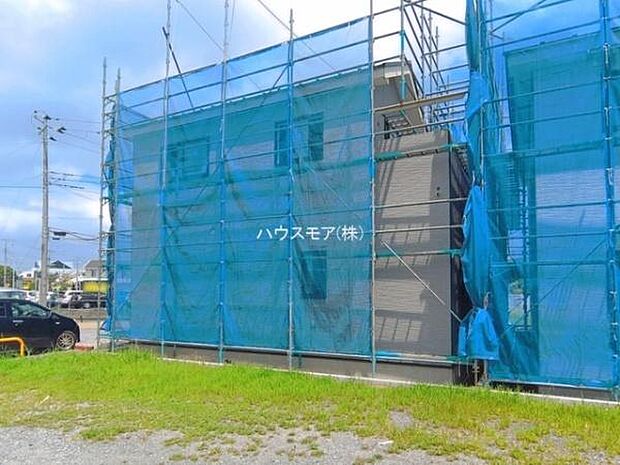 カースペース3台駐車可能。毎日の通勤やお買い物に便利で、来客時にもゆとりをもってお使いいただけます。