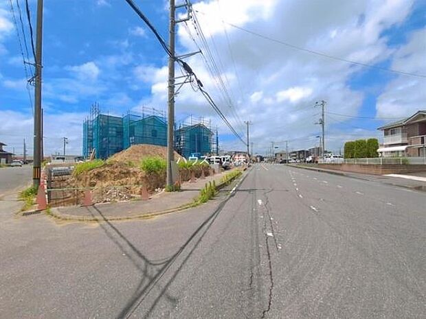 前面道路は15ｍ！陽当り良好な立地です。車庫入れが苦手な方も安心ですね。