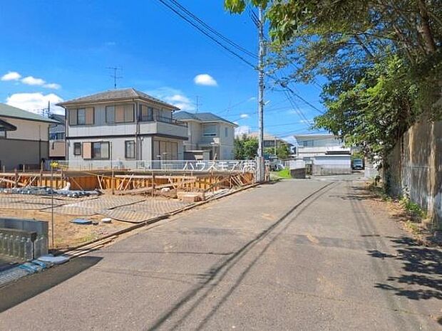 前面道路6ｍ！陽当り良好な立地です。車庫入れが苦手な方も安心ですね。