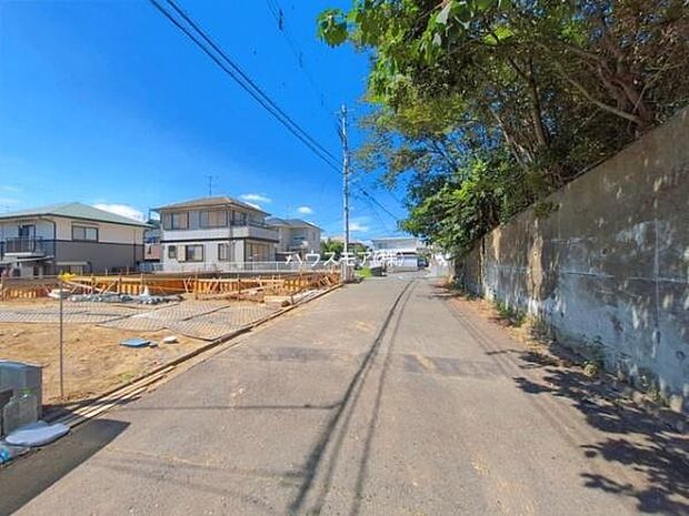 前面道路6m!陽当り良好な立地です。車庫入れが苦手な方も安心ですね。