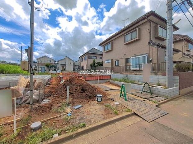 カースペースは並列で2台駐車可能なゆとりある設計。お車同士の入れ替えが不要なため、毎日の通勤やお出かけもスムーズに行えます。【現地販売会開催中】