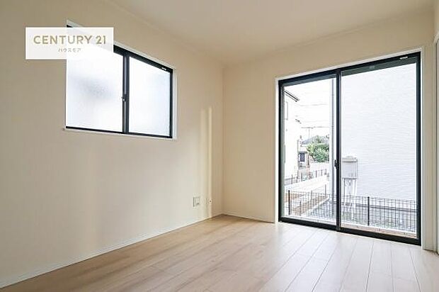 明るく風通しの良い居室です。「シンプル」にデザインされた室内。自由度が高いので家具やレイアウトでお好みの空間を創り上げられます。【同仕様写真】/【現地販売会開催中】