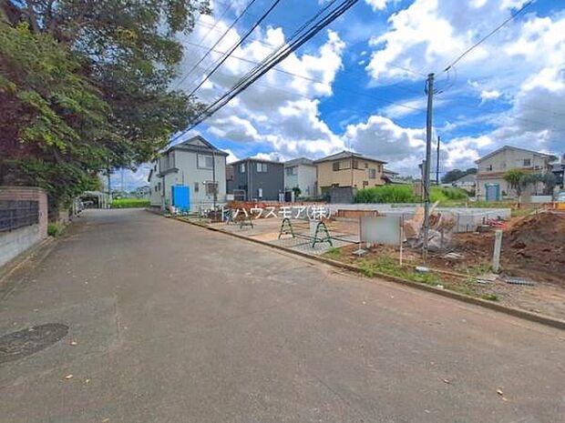 前面道路6m!陽当り良好な立地です。車庫入れが苦手な方も安心ですね。【現地販売会開催中】