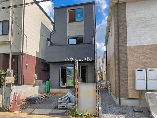 駐車スペースは2台分あります！セカンドカーはもちろん、バイクや自転車なども置き場所に困りません。