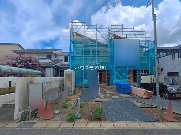 駐車スペースは2台分あります！セカンドカーはもちろん、バイクや自転車なども置き場所に困りません。