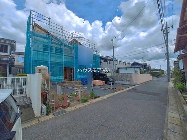前面道路は4ｍ！陽当り良好な立地です。車庫入れが苦手な方も安心ですね。