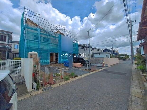 前面道路は4ｍ！陽当たり良好な立地です。車庫入れが苦手な方も安心ですね。