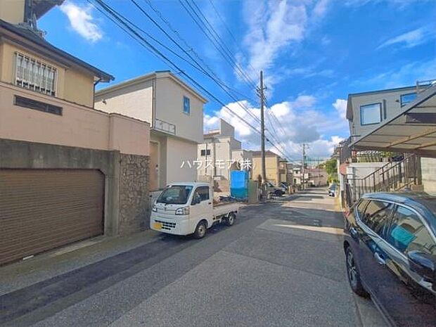 前面道路は4m!陽当り良好な立地です。車庫入れが苦手な方も安心ですね。