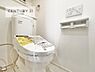 その他：1・2階にトイレがございます！朝の忙しい時間帯も待たずにすみそうですね。白を基調とした清潔感のあるトイレでお手入れがしやすいです！（同仕様）