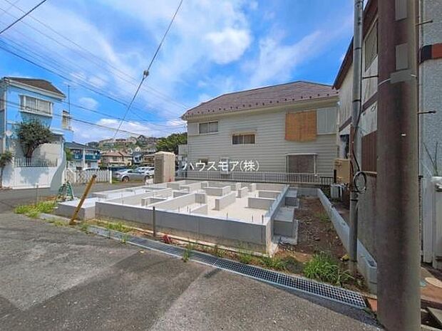 前面道路6.4ｍ×4ｍ！陽当り良好な立地です。車庫入れが苦手な方も安心ですね。